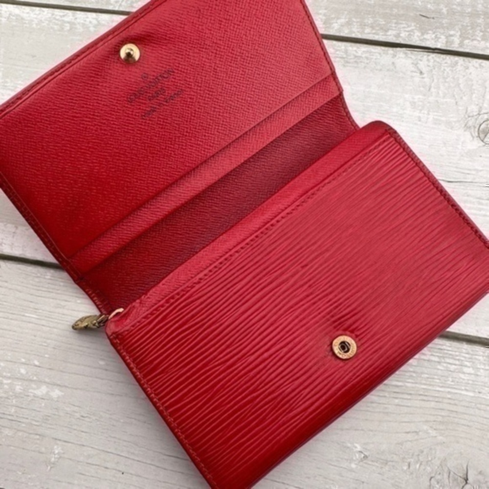 AUTHENTIC Louis Vuitton Epi Porte Tresor Leather Bifold Wallet. Red.